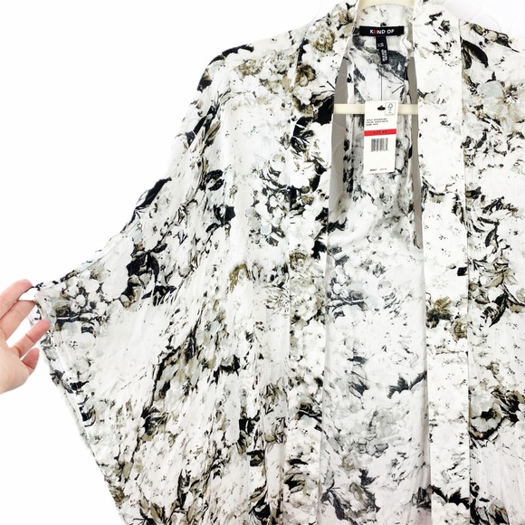 NWT Black Grey White Rose Floral Kimono XS - Picture 3 of 9